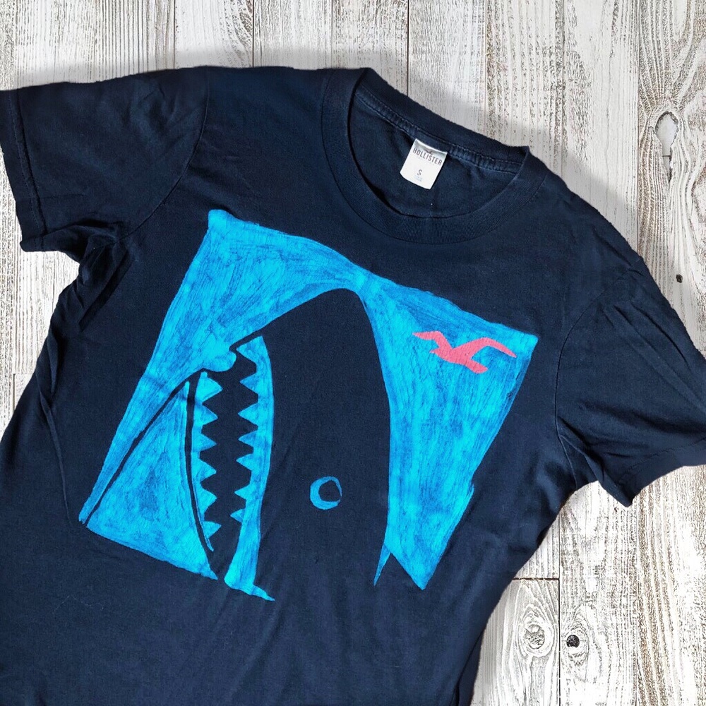 BLUE/BLACK HOLLISTER SHARK T-SHIRT